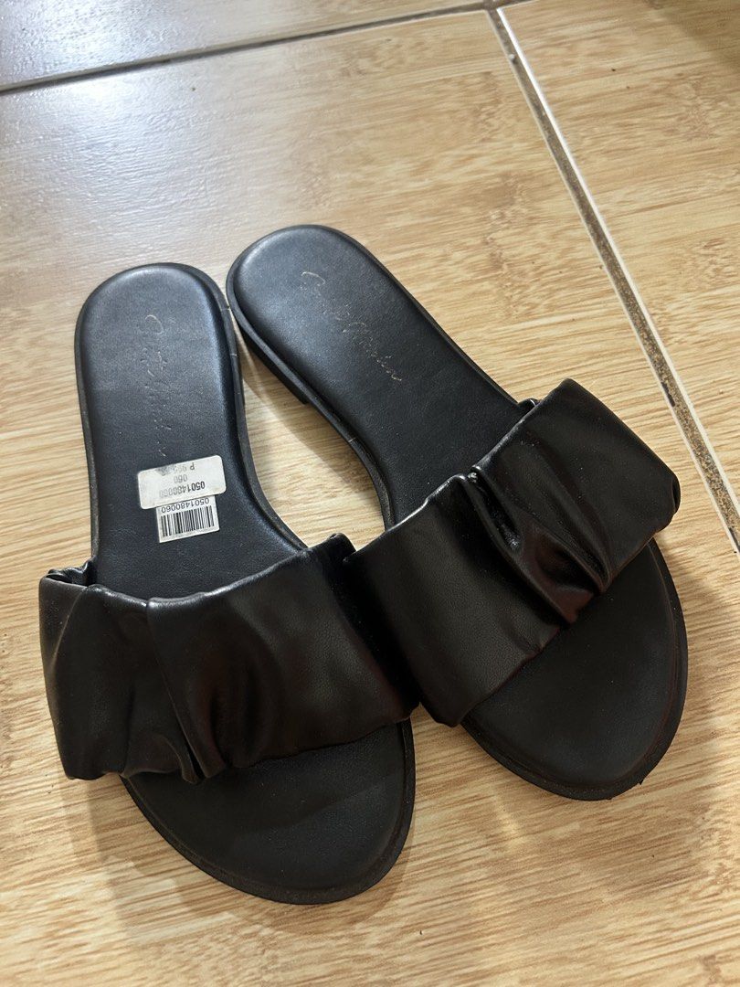 Black Ruched Strap Flat Sandals (Category: Flats & Sandals) located in Manila. Submitted by quinfeisty (Listing ID 1465819812, Image 3). Description: - Style: Slip-on flat sandals with a chic wide ruched strap -size: 6 - Condition: Almost Brand new, clean with zero scuffs, original price tag still attached to the footbed - Worn only once RFS: moving out; decluttering.