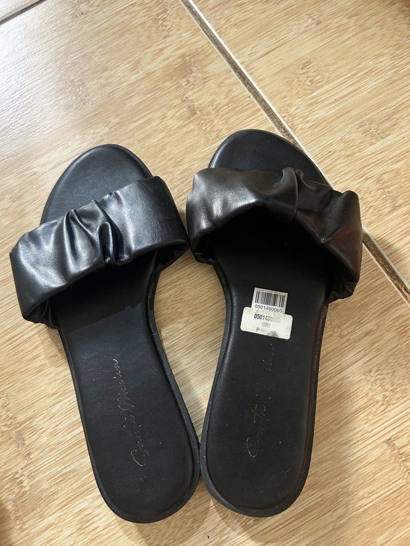 Black Ruched Strap Flat Sandals (Category: Flats & Sandals) located in Manila. Submitted by quinfeisty (Listing ID 1465819812, Image 1). Description: - Style: Slip-on flat sandals with a chic wide ruched strap -size: 6 - Condition: Almost Brand new, clean with zero scuffs, original price tag still attached to the footbed - Worn only once RFS: moving out; decluttering.