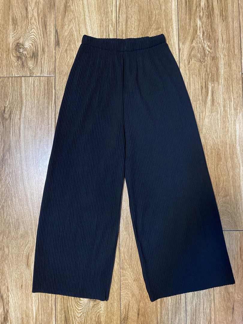 Black soft pleated square pants (Category: Other Bottoms) located in Dagupan City. Submitted by lejgumiran07 (Listing ID 1465943887, Image 2). Description: Personal preloved.