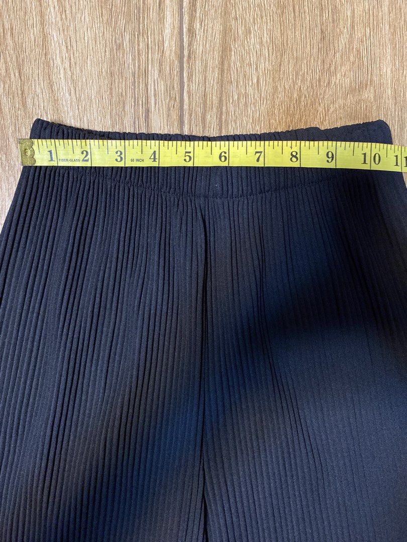 Black soft pleated square pants (Category: Other Bottoms) located in Dagupan City. Submitted by lejgumiran07 (Listing ID 1465943887, Image 3). Description: Personal preloved.