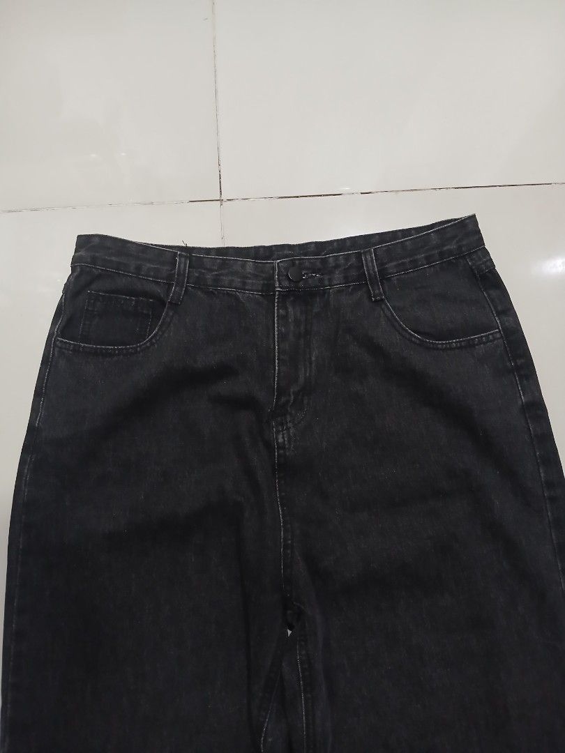 *BLACK SOLID BAGGY JEANS (Category: Jeans) located in Davao. Submitted by reworn.dvo (Listing ID 1465830084, Image 3). Description: Waist: 34in Thigh: 12in Length: 43in Leg opening: 10.5 Condition: 9.5/10 Issue: small white stain, stitch Grab: 600(Automatically yours!)+sf Think before buying! be Responsible! STAY REWORN♻️.