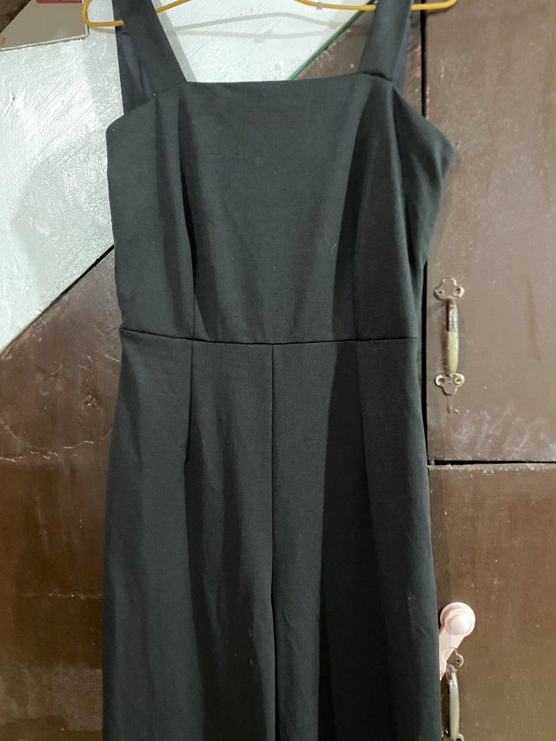 Black Wide-Leg Jumpsuit (Category: Jumpsuits) located in Manila. Submitted by zealdog.657924 (Listing ID 1465933587, Image 3). Description: Size: Medium - Large Style: Sleeveless Wide-Leg Jumpsuit Neckline: Square Neck Back: Elegant Open-Back Design Fit: Tailored Waist with Relaxed Wide-Leg Pants Closure: Back Zipper Fabric: Soft, comfortable & slightly stretchable Length: Full Length Condition: Excellent / Gently Used.