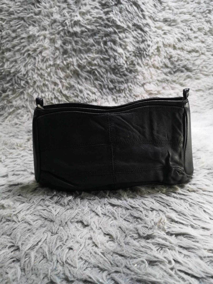 Black Zipper Closure Pouch With Rear Pocket (Category: Purses & Pouches) located in Santa Cruz. Submitted by jmy_surplus.2 (Listing ID 1465885935, Image 1). Description: Size ; L - 6.6 W - 10.3 Color ; Black Type ; Pouch Brand ; No brand Material ; Leather Style ; Black leather Zipper Closure Pouch LR 129 JMY 5 Batch #224.