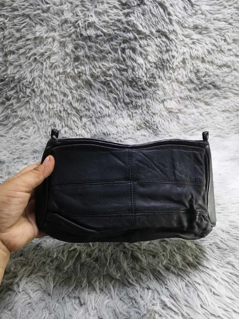 Black Zipper Closure Pouch With Rear Pocket (Category: Purses & Pouches) located in Santa Cruz. Submitted by jmy_surplus.2 (Listing ID 1465885935, Image 2). Description: Size ; L - 6.6 W - 10.3 Color ; Black Type ; Pouch Brand ; No brand Material ; Leather Style ; Black leather Zipper Closure Pouch LR 129 JMY 5 Batch #224.