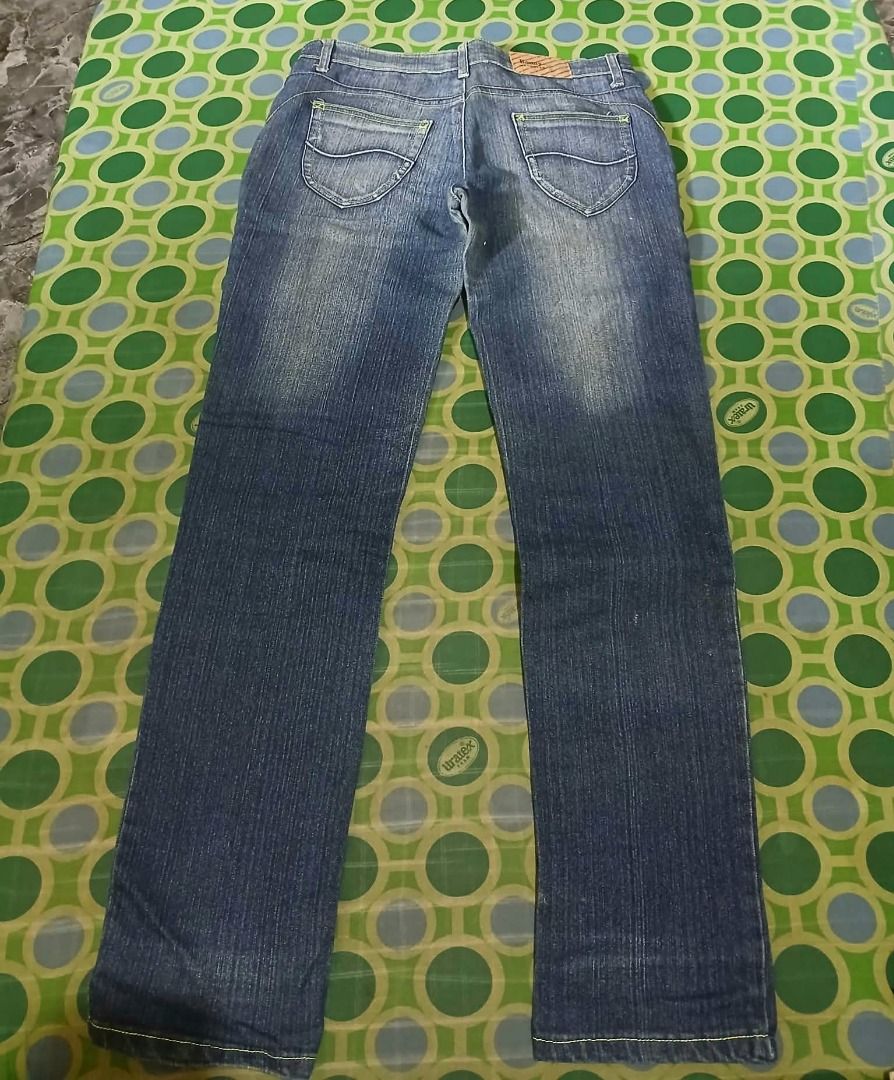 Blue denim jeans straight cut pants (Category: Jeans) located in Balagtas. Submitted by janlex (Listing ID 1465814359, Image 1). Description: Classic blue denim straight-cut jeans with contrast stitching and pockets. Size 29.