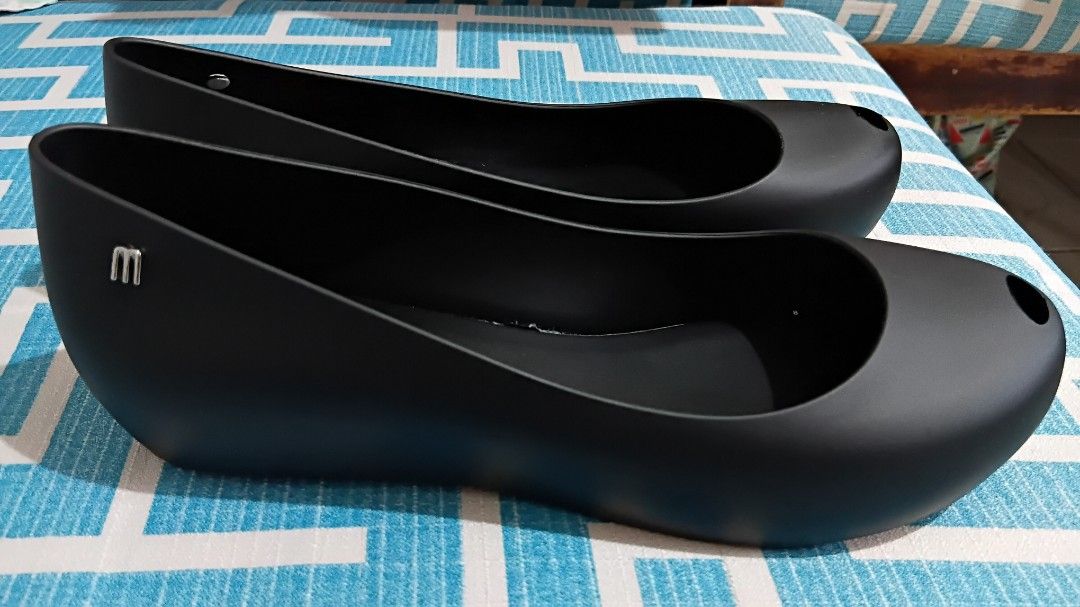 Bnew Melissa Ultragirl Basic - Matte Black US9 (Category: Flats & Sandals) located in Muntinlupa City. Submitted by rina.rina3 (Listing ID 1465770476, Image 1). Description: Brand new Melissa Ultragirl Basic is pretty matte black finish not worn at all, only fitted purchased the wrong size 😢 im size US8 but I bought US9 since my size is out of stock na. i was hoping fit will be fine. but it is too big for me 😭 hence selling it...haaay comes wit
