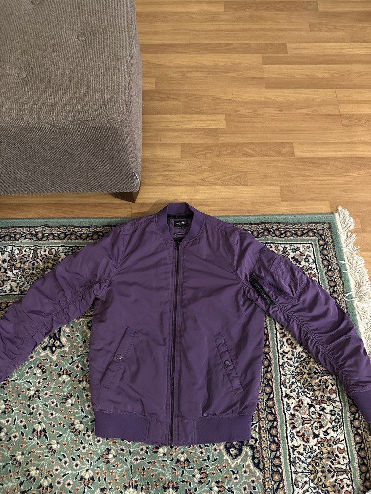 Bomber Jacket Pull&Bear (Category: Coats, Jackets and Outerwear) located in Simpang Ampat. Submitted by hoopkickz (Listing ID 1465916566, Image 1). Description: Worn for a week for vacation COD kota damansara/16 sierra.