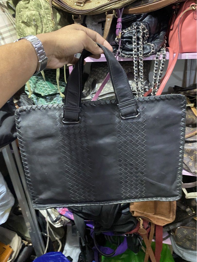 Bottega Veneta Messenger Bag (Category: Luxury Bags & Wallets) located in Davao. Submitted by workmensph (Listing ID 1465916931, Image 1). Description: No Sling Very Good Condition.