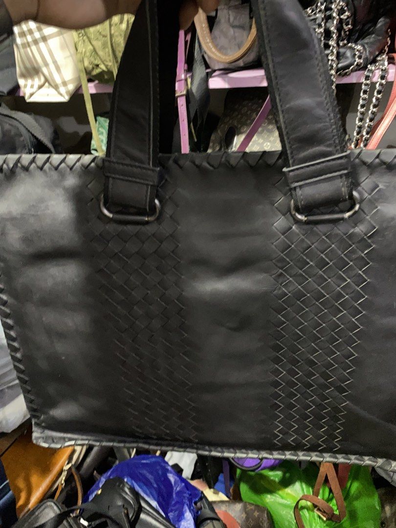 Bottega Veneta Messenger Bag (Category: Luxury Bags & Wallets) located in Davao. Submitted by workmensph (Listing ID 1465916931, Image 2). Description: No Sling Very Good Condition.