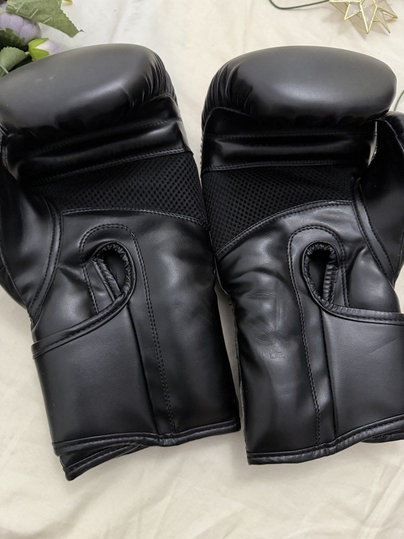 Boxing Gloves 16oz Sanabull (Category: Other Sports Equipment and Supplies) located in Marikina City. Submitted by bg22.23 (Listing ID 1465951820, Image 3). Description: .