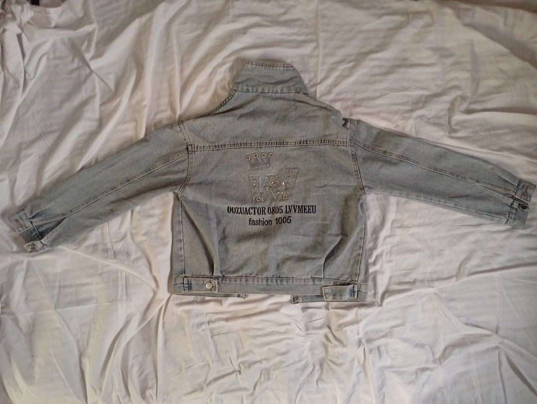 BOXY CROPTOP DENIM JACKET (Category: Coats, Jackets and Outerwear) located in Santa Maria. Submitted by itsmacmacky (Listing ID 1463850181, Image 3). Description: - Light wash cropped denim jacket - "Love & Peace" embroidery on chest - Two front pockets with button closures - Adjustable strap at the waist - Ideal for layering with jeans or skirts.