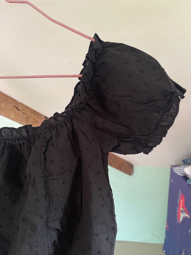 brandy melvillesque off the shoulder crop top (Category: Blouses) located in Baybay. Submitted by shikita27906 (Listing ID 1465846758, Image 2). Description: - Color: Black - Style: Crop top with short puff sleeves - Fabric: Textured swiss dot material.