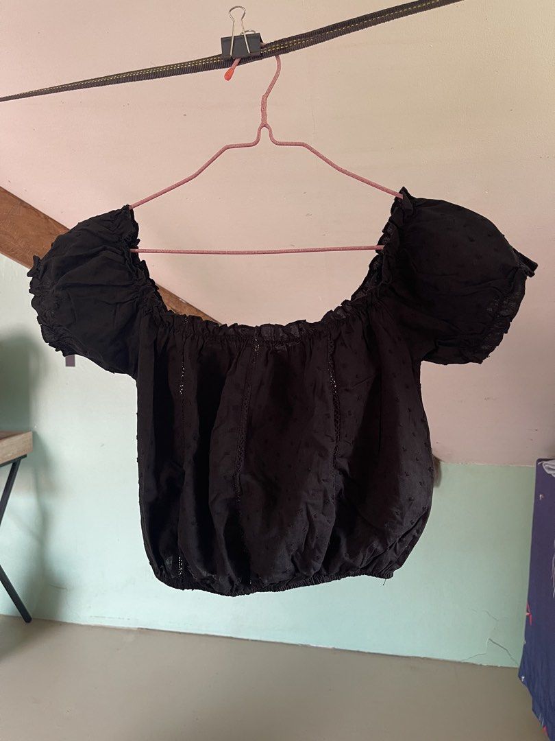 brandy melvillesque off the shoulder crop top (Category: Blouses) located in Baybay. Submitted by shikita27906 (Listing ID 1465846758, Image 1). Description: - Color: Black - Style: Crop top with short puff sleeves - Fabric: Textured swiss dot material.