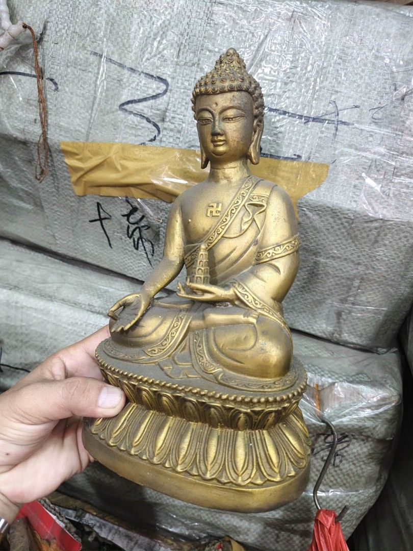 Brass sakyamuni Buddha statue display (Category: Other Home Decor) located in Manila. Submitted by kurukutuk (Listing ID 1465774835, Image 2). Description: brass sakyamuni statue display 9 x 5.5 inches HxL made of brass.