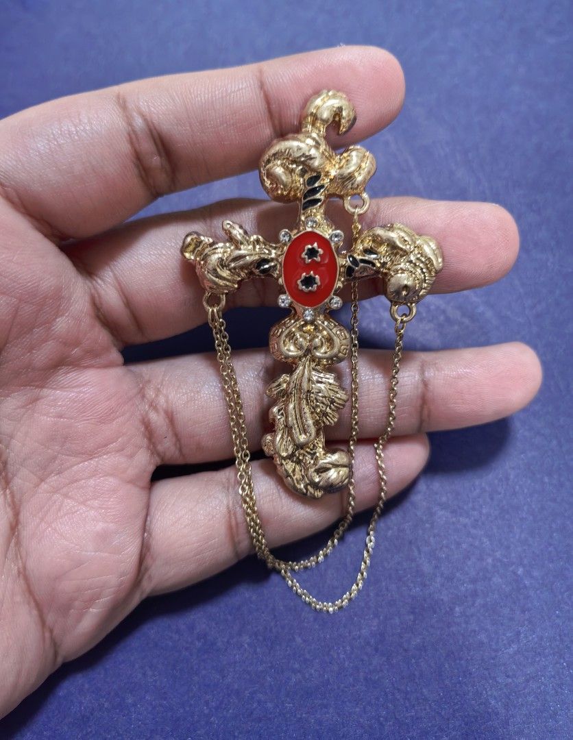 Brooch Pin Cross with Chains (Category: Brooches) located in Taguig. Submitted by jeannescarlet (Listing ID 1465815850, Image 1). Description: 💎Brand New 💎Alloy Material.