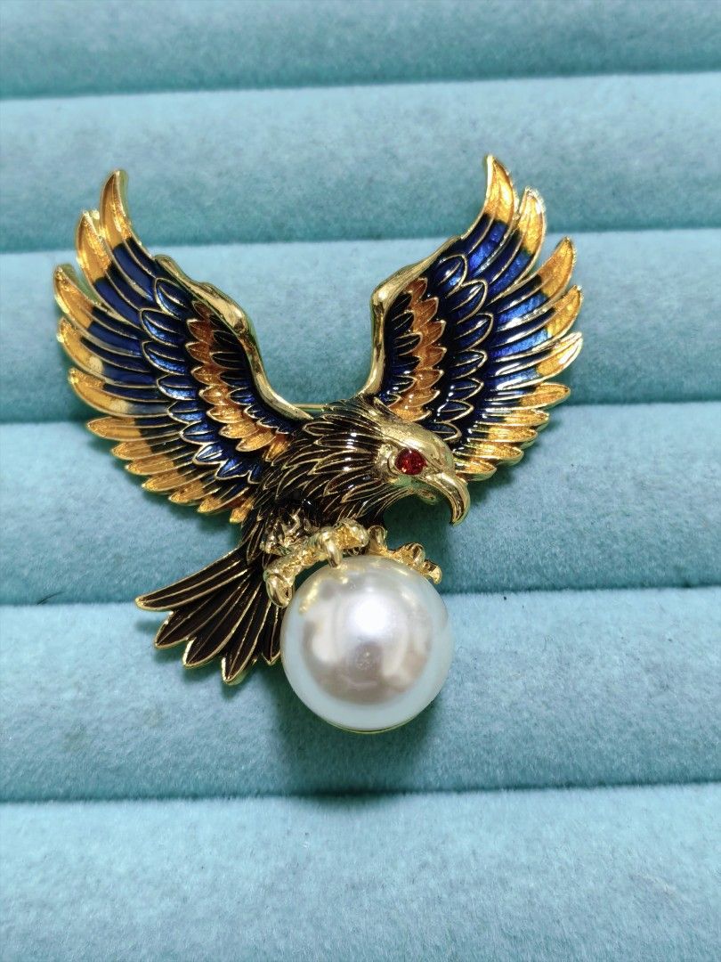 Brooch Pin Eagle with Faux Pearl (Category: Brooches) located in Taguig. Submitted by jeannescarlet (Listing ID 1465772905, Image 1). Description: 💎Brand New 💎Alloy Material.