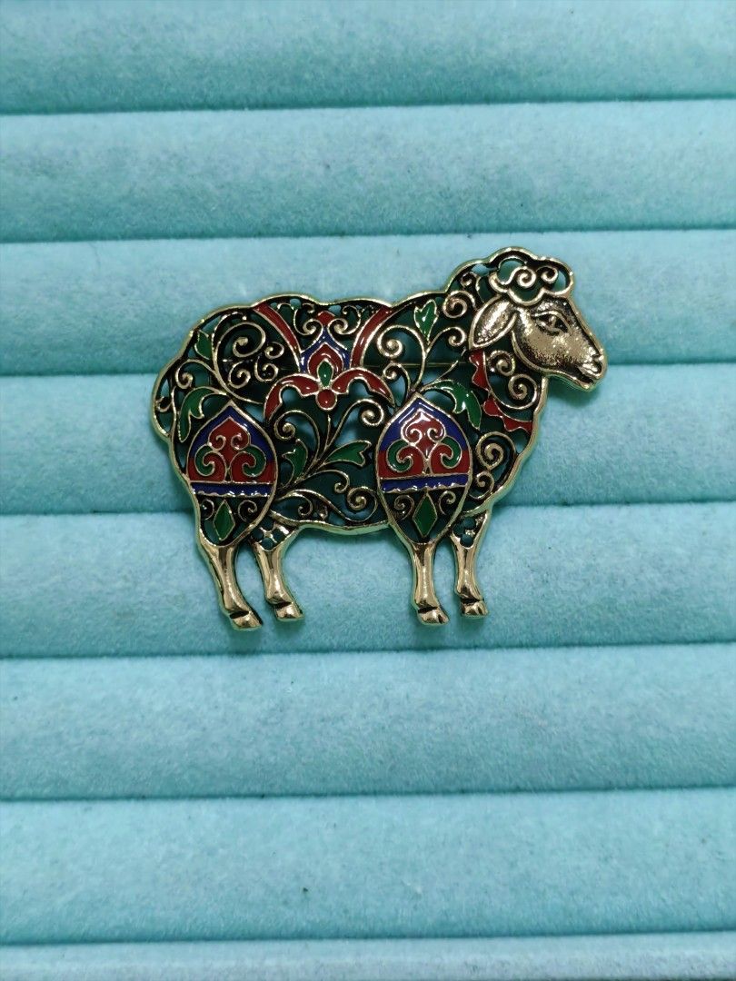 Brooch Pin Sheep (Category: Brooches) located in Taguig. Submitted by jeannescarlet (Listing ID 1465835083, Image 1). Description: 💎Brand New 💎Alloy Material.