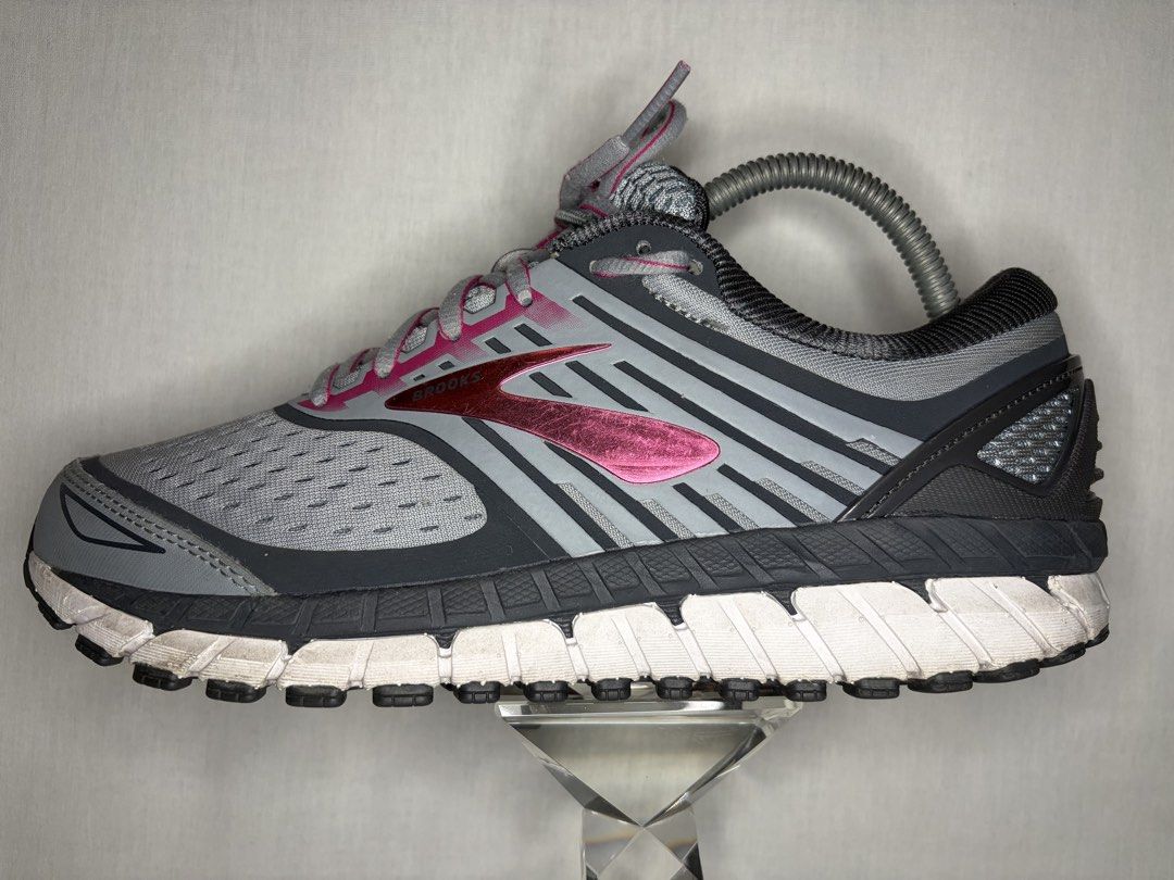 Brooks Ariel 18 (Category: Sneakers) located in Cainta. Submitted by natesar1021822 (Listing ID 1465942611, Image 1). Description: .