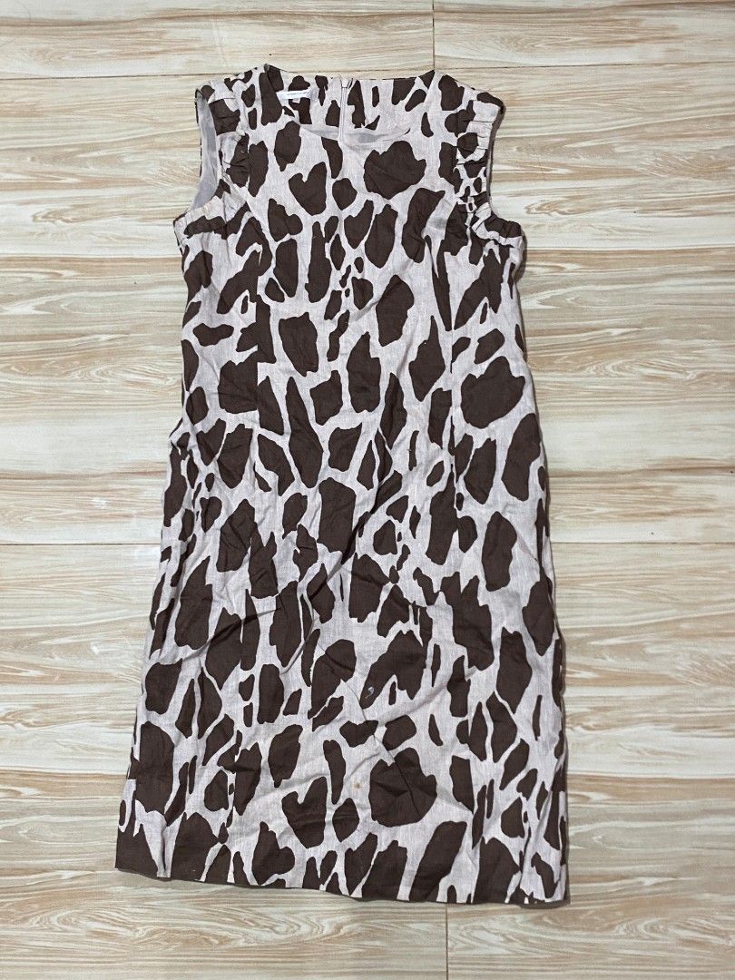 Brown & White Printed Sleeveless Dress (Category: Dresses) located in Manila. Submitted by zealdog.657924 (Listing ID 1465933398, Image 2). Description: •Never been used (Hindi pa nagagamit) from US Color: Brown & White Print: Abstract/Animal-inspired pattern Style: Sleeveless Shift Dress Neckline: Round Neck Length: Above Knee Back: Concealed Back Zipper Fit: Regular Fit Fabric: Lightweight & breathable.