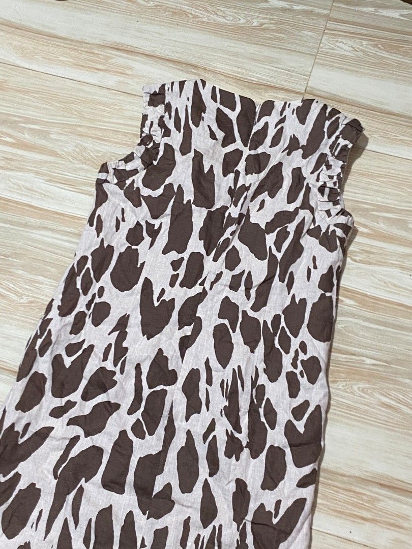 Brown & White Printed Sleeveless Dress (Category: Dresses) located in Manila. Submitted by zealdog.657924 (Listing ID 1465933398, Image 1). Description: •Never been used (Hindi pa nagagamit) from US Color: Brown & White Print: Abstract/Animal-inspired pattern Style: Sleeveless Shift Dress Neckline: Round Neck Length: Above Knee Back: Concealed Back Zipper Fit: Regular Fit Fabric: Lightweight & breathable.