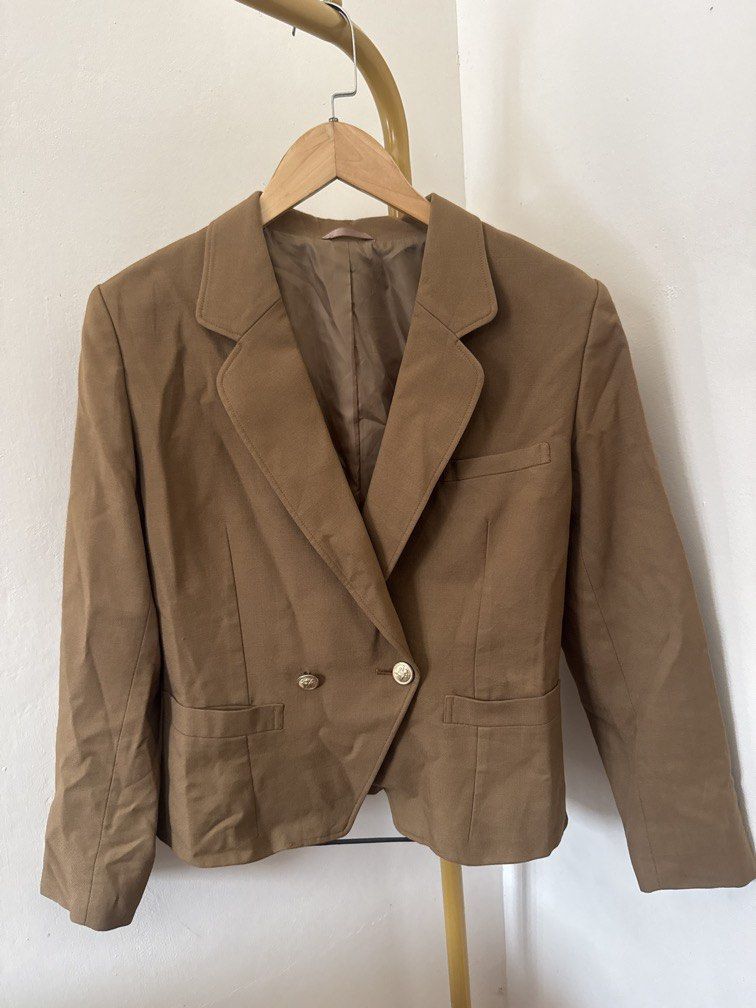 Brown Cropped Blazer (Category: Coats, Jackets and Outerwear) located in Mexico. Submitted by studioleraph (Listing ID 1465823841, Image 1). Description: 🛍️ Perfect for your personal wardrobe 🫶 Please see actual measurements on last photo. 👗 The actual item being sold is the original garment shown in the product photos. Small differences in fit, drape, color, texture, or details may occur. 💌 Condition: • Preloved; Please wash the items before