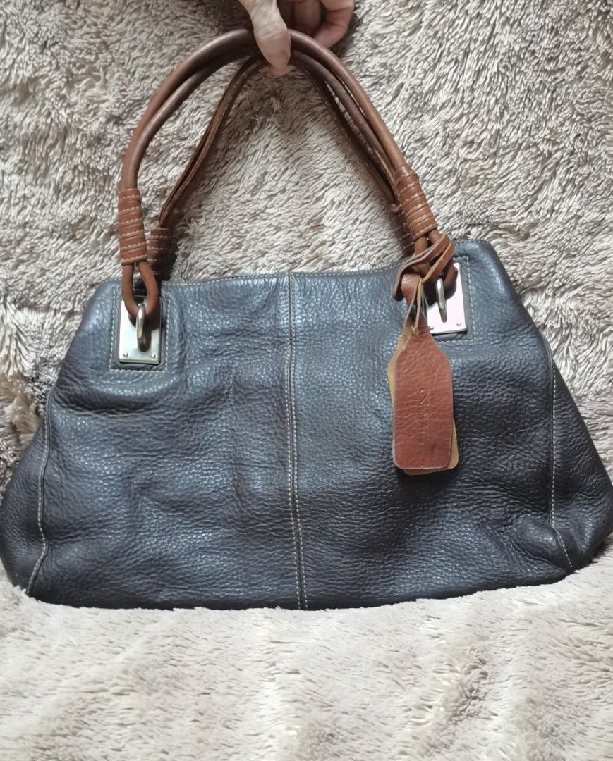 Brown Leather handbag (Category: Shoulder Bags) located in Lucena. Submitted by Miss_KitKitYow (Listing ID 1465946318, Image 1). Description: Might consider😊😊 ⚠️MOP - G**SH ⚠️MOD - J&T ⚠️No COD 📌pics upon request.