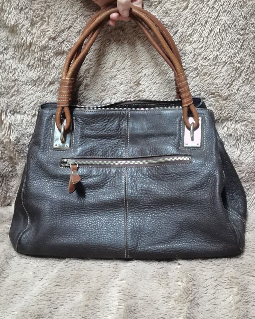 Brown Leather handbag (Category: Shoulder Bags) located in Lucena. Submitted by Miss_KitKitYow (Listing ID 1465946318, Image 2). Description: Might consider😊😊 ⚠️MOP - G**SH ⚠️MOD - J&T ⚠️No COD 📌pics upon request.