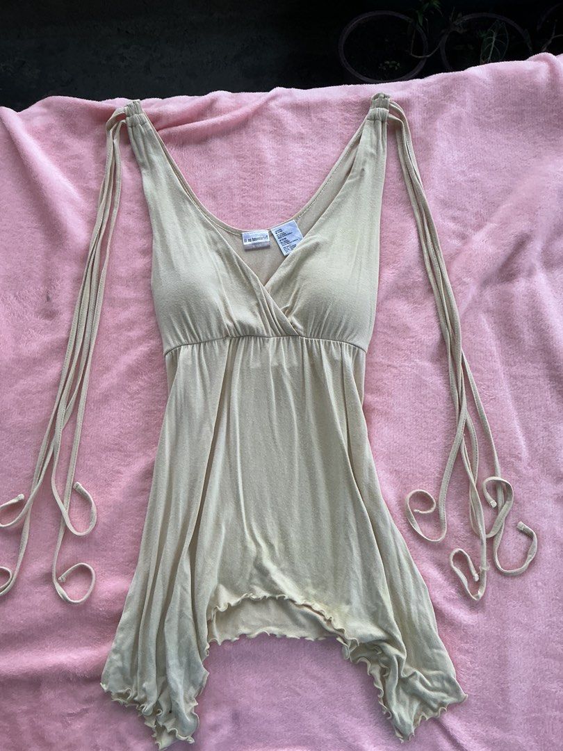 brown padded sleevesless top (Category: Sleeveless) located in Manila. Submitted by ri.orjeda (Listing ID 1465881910, Image 1). Description: medium to large.