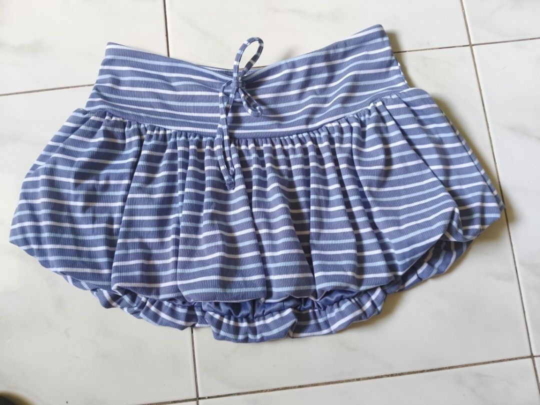 Bubble hem knit skort (Category: Shorts) located in Las Pinas. Submitted by erikashoppe (Listing ID 1465798305, Image 1). Description: waist up to 36in stretch length 12in.