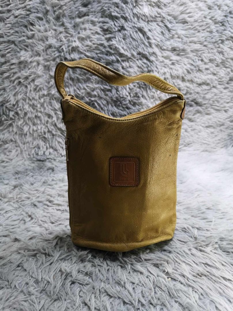 Bucket Style Olive Brown Hand Bag (Category: Purses & Pouches) located in Santa Cruz. Submitted by jmy_surplus.2 (Listing ID 1465886590, Image 1). Description: Size ; L - 8.3 W - 7.4 Color ; Olive Brown Type ; Hand Bag Brand ; No brand Material ; Leather Style ; Cylindrical leather Zipper Closure With Side Pocket Hand bag LR 129 JMY 5 Batch #224.