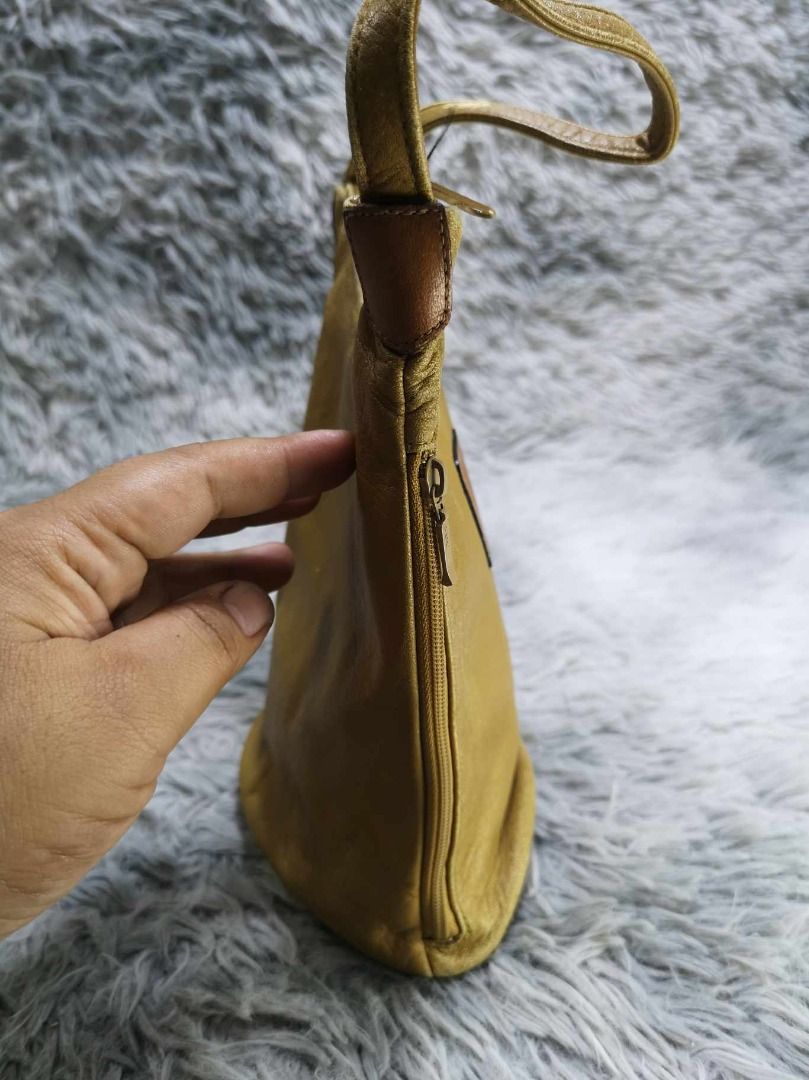 Bucket Style Olive Brown Hand Bag (Category: Purses & Pouches) located in Santa Cruz. Submitted by jmy_surplus.2 (Listing ID 1465886590, Image 2). Description: Size ; L - 8.3 W - 7.4 Color ; Olive Brown Type ; Hand Bag Brand ; No brand Material ; Leather Style ; Cylindrical leather Zipper Closure With Side Pocket Hand bag LR 129 JMY 5 Batch #224.