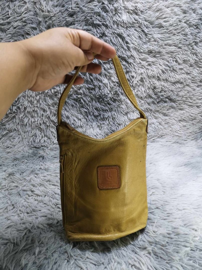 Bucket Style Olive Brown Hand Bag (Category: Purses & Pouches) located in Santa Cruz. Submitted by jmy_surplus.2 (Listing ID 1465886590, Image 3). Description: Size ; L - 8.3 W - 7.4 Color ; Olive Brown Type ; Hand Bag Brand ; No brand Material ; Leather Style ; Cylindrical leather Zipper Closure With Side Pocket Hand bag LR 129 JMY 5 Batch #224.