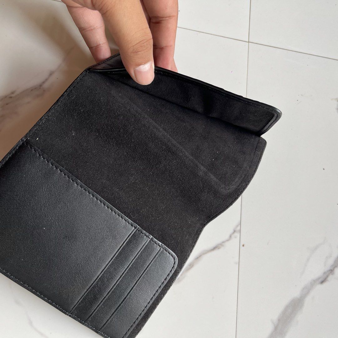 Burberry (Category: Luxury Bags & Wallets) located in Lucena. Submitted by RAGGGGSSSS (Listing ID 1465894496, Image 3). Description: Burberry London Check Bi fold Wallet Excellent Condition No issue.