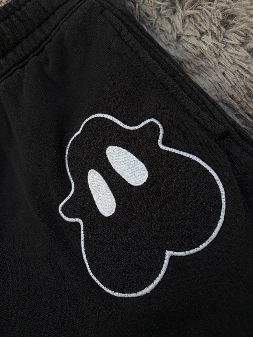 Burberry Ghost Patch Black Sweatshorts Size M (Category: Shorts) located in Bacong. Submitted by kristalays (Listing ID 1465910718, Image 2). Description: - Brand: Burberry - 31-36’ waist, 20.5’ length, 13’ leg hole - Excellent condition - No issues - Color: Black - Size: Medium - Authenticity: Made in China, Code 8051925 on inner tag.