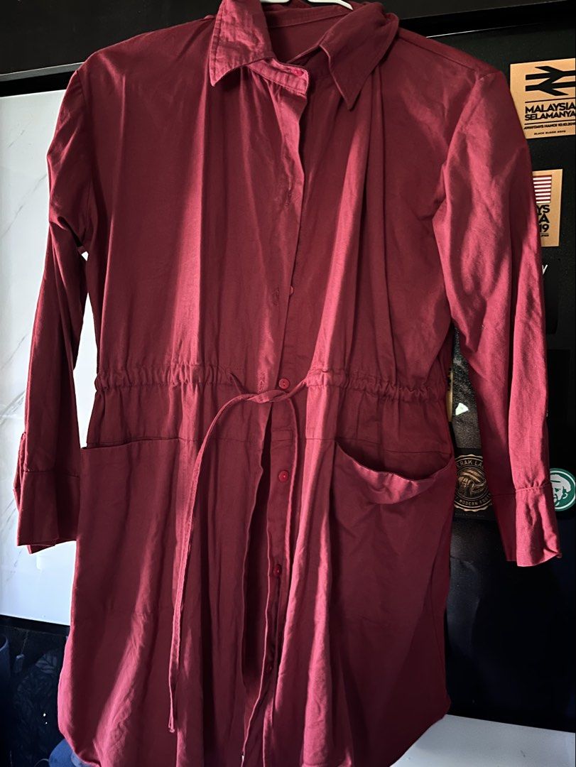 Button Blouse (Category: Blouses) located in Seberang Perai. Submitted by nurul.nfshaaa (Listing ID 1465857943, Image 2). Description: maroon kain tak nipisss.