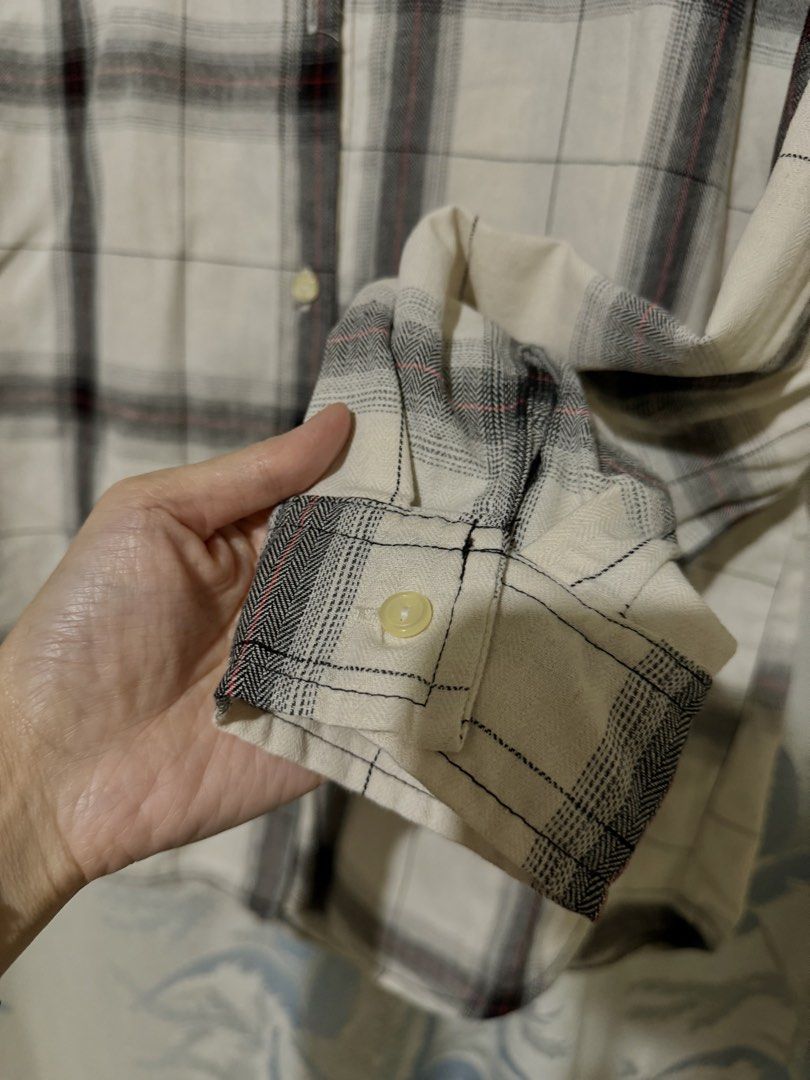 Button-up white/black long sleeves (Category: Longsleeves) located in Rizal. Submitted by lmbelle (Listing ID 1465778428, Image 3). Description: M/L Bought in South Korea.