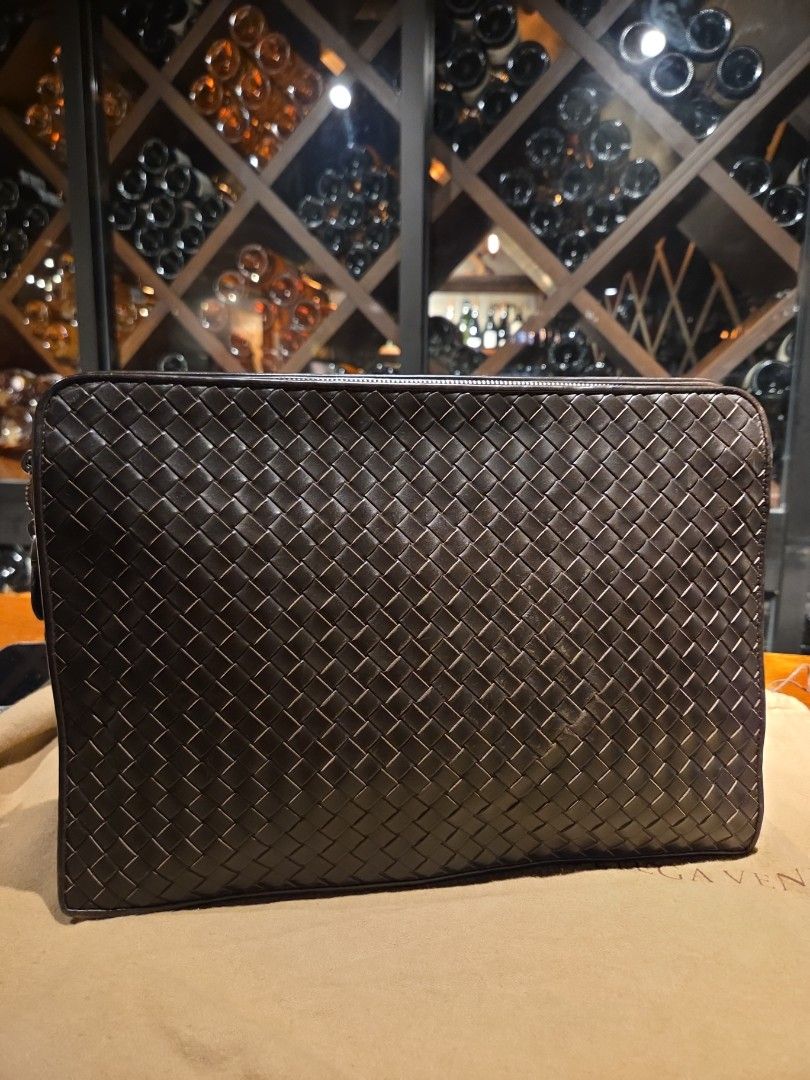 BV Bottega Veneta 公事包 （分類：手袋及銀包）位於 Hong Kong。 由 m1keelok 提交（商品編號 1465869377，圖片 1）。簡介： Bottega Veneta 經典小牛皮編織手袋，品牌標誌性朱古力啡色。有拉鍊開合內有兩格適合放手提電腦，入面有品牌壓字。間隔好實用，放得落日常小物。附埋塵袋。款式低調有質感，男女都啱用。。