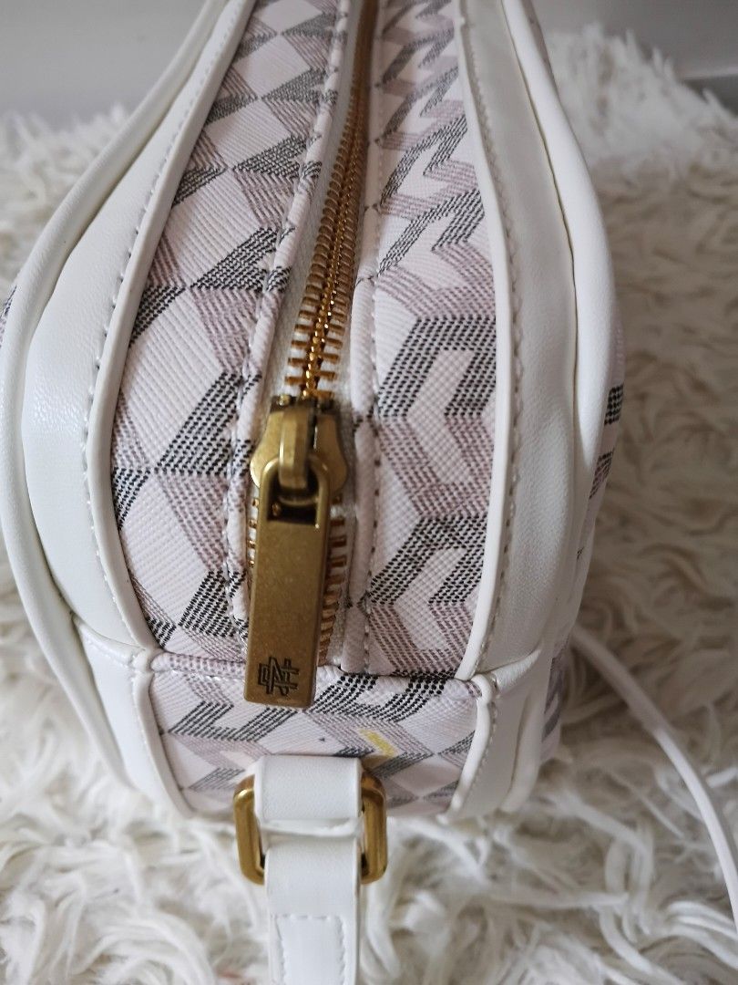 C Ng Sling (Category: Cross-body Bags) located in Paranaque City. Submitted by raenjavi (Listing ID 1465767201, Image 3). Description: Php850.