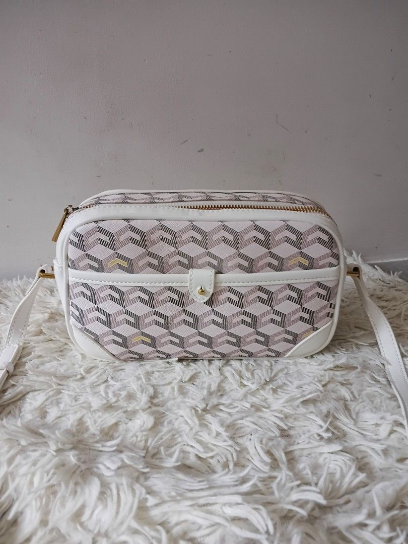 C Ng Sling (Category: Cross-body Bags) located in Paranaque City. Submitted by raenjavi (Listing ID 1465767201, Image 1). Description: Php850.