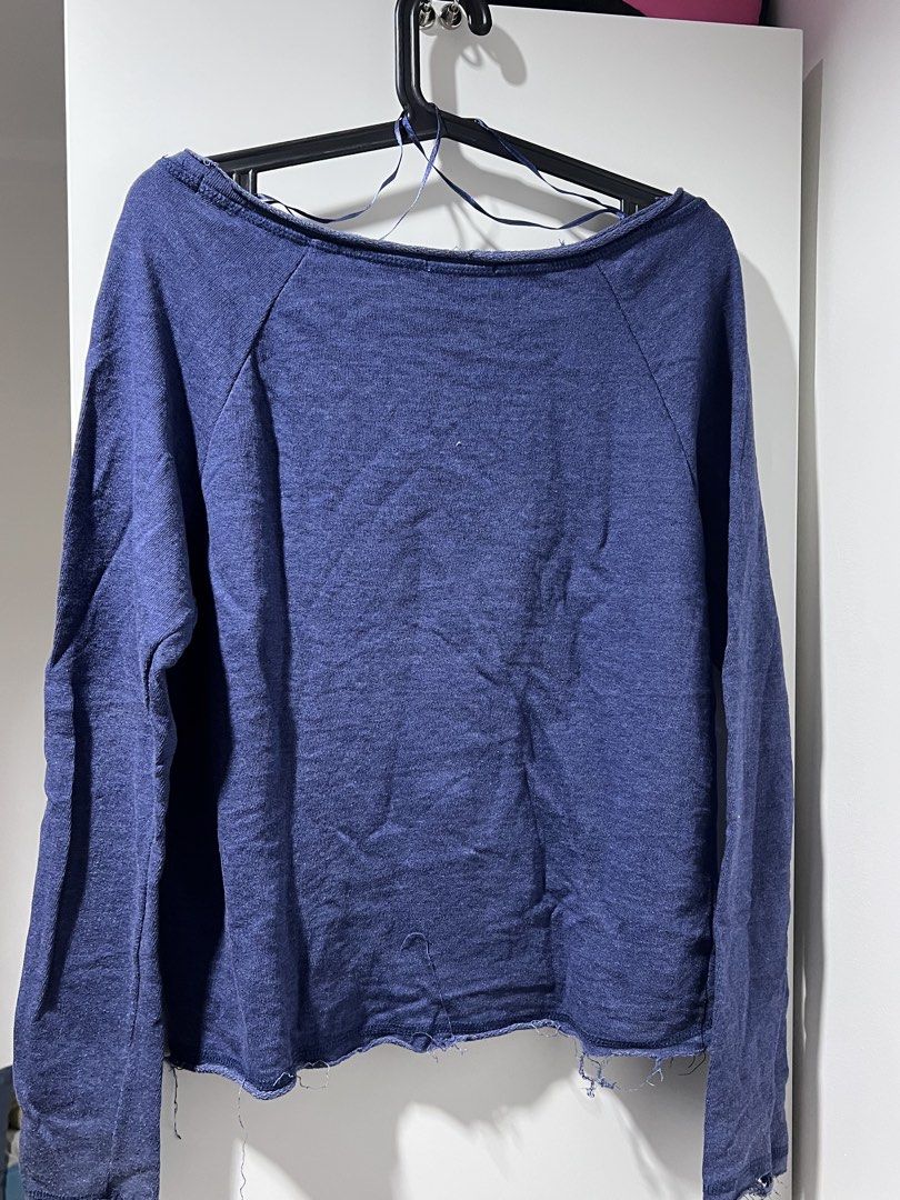 CALLICE Blue Raw Hem Sweatshirt Size M (Category: Longsleeves) located in Manila. Submitted by shijin_007 (Listing ID 1465845899, Image 3). Description: - Brand: Callice - Size: Medium - Color: Blue - Design: Wide round neckline with raglan sleeves - Detail: Raw edge hem and cuffs for a casual, distressed look - Fabric: Soft knit texture - Style: Great casual piece for everyday throw-on wear Pickup/Delivery Options: •Full payment required first b