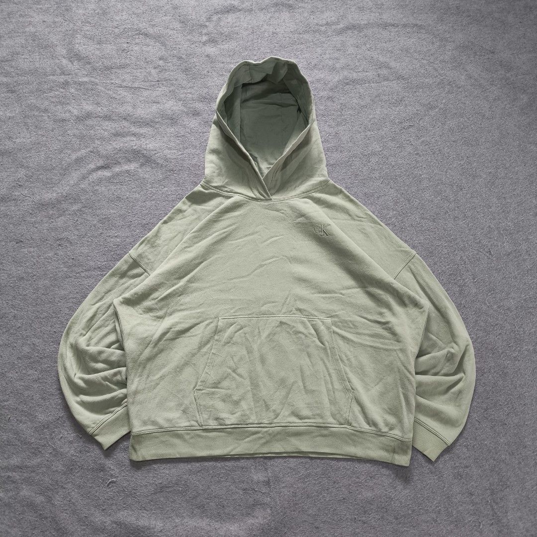 Calvin Klein Hoodie (Category: Activewear) located in Manila. Submitted by shykes_26 (Listing ID 1465760154, Image 1). Description: Dimensions Width - 26 Length - 24 Size on tag - L Issues - None.