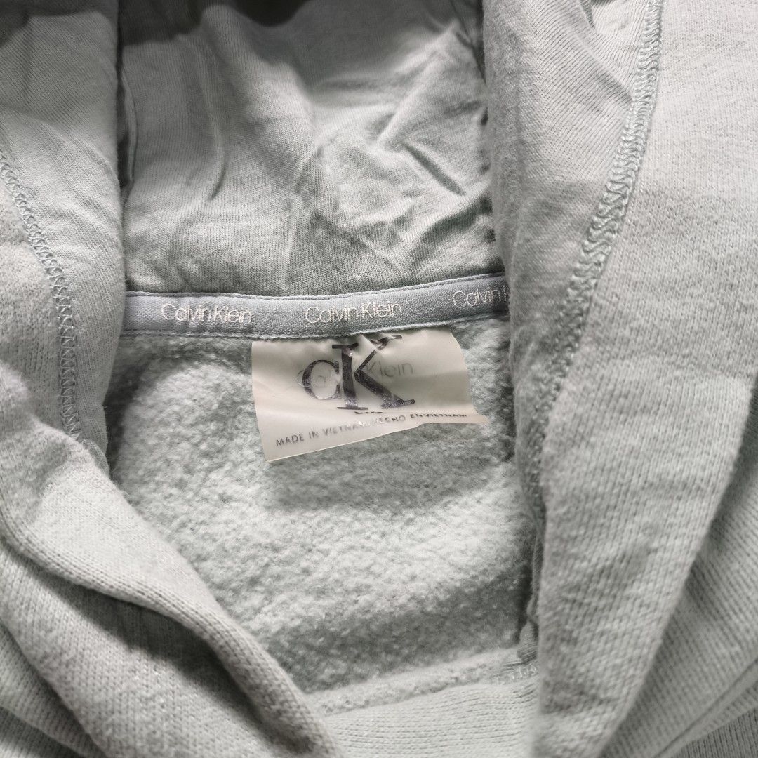 Calvin Klein Hoodie (Category: Activewear) located in Manila. Submitted by shykes_26 (Listing ID 1465760154, Image 3). Description: Dimensions Width - 26 Length - 24 Size on tag - L Issues - None.