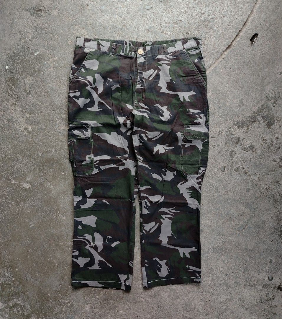 Camouflage Combat Trousers (Category: Trousers) located in Muntinlupa City. Submitted by lokalthriftco. (Listing ID 1465824344, Image 1). Description: Size 38 Issue sa last pic Need wash Good condition.