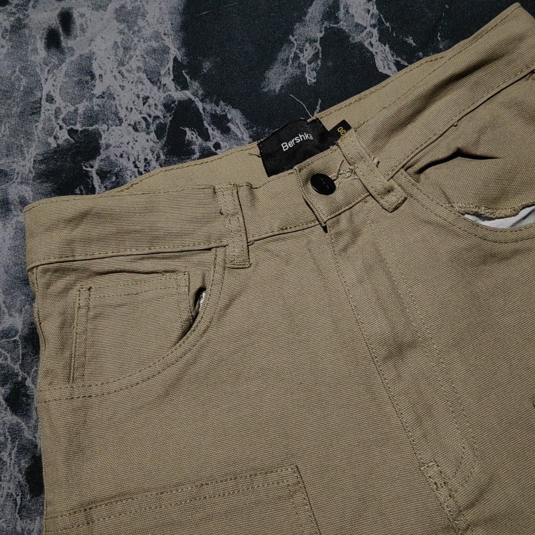 Bershka Double Knee Carpenter Jorts (Category: Shorts) located in Taguig. Submitted by mr.gbh (Listing ID 1465933480, Image 3). Description: Bershka Double Knee Carpenter Jorts Size: 30 L-21.5/H-10 Excellent Condition Php,499.