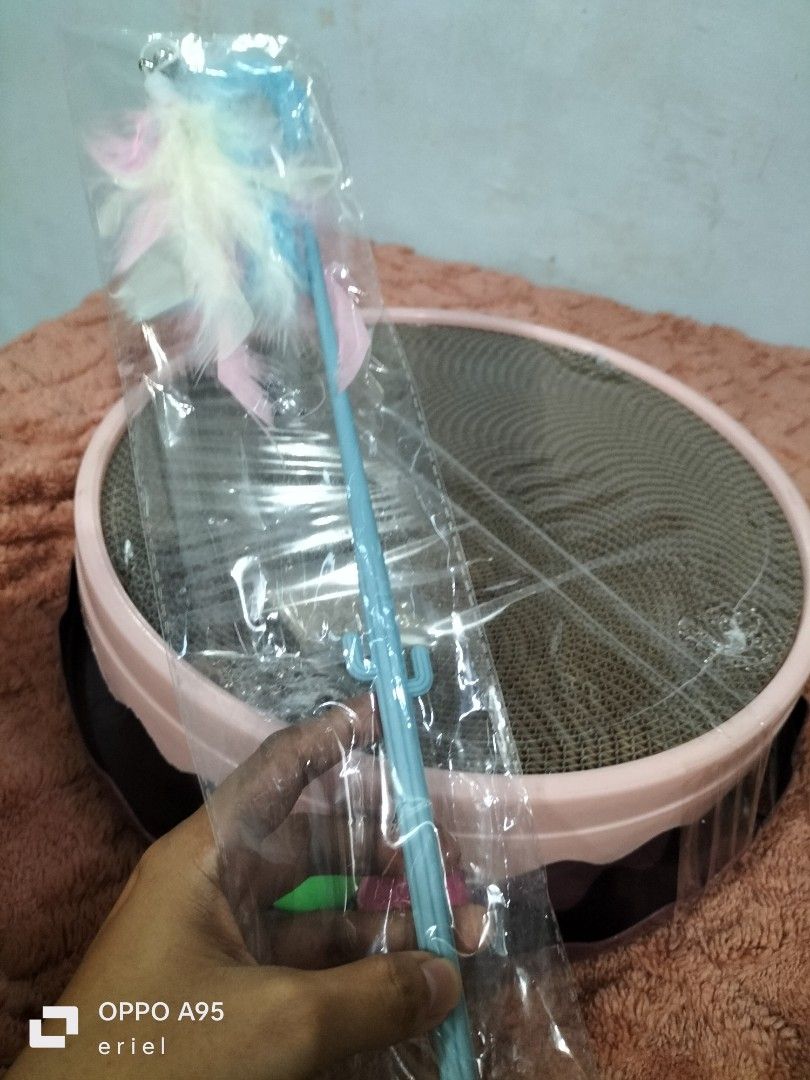 Cat scratch toys & teasing (Category: Homes & Other Pet Accessories) located in Bacoor. Submitted by directsupplier88 (Listing ID 1465791243, Image 1). Description: 300+ yan online eto 250 lang May freebies pa na toy teasing 😊 4sets available LOC BACOOR CAVITE.