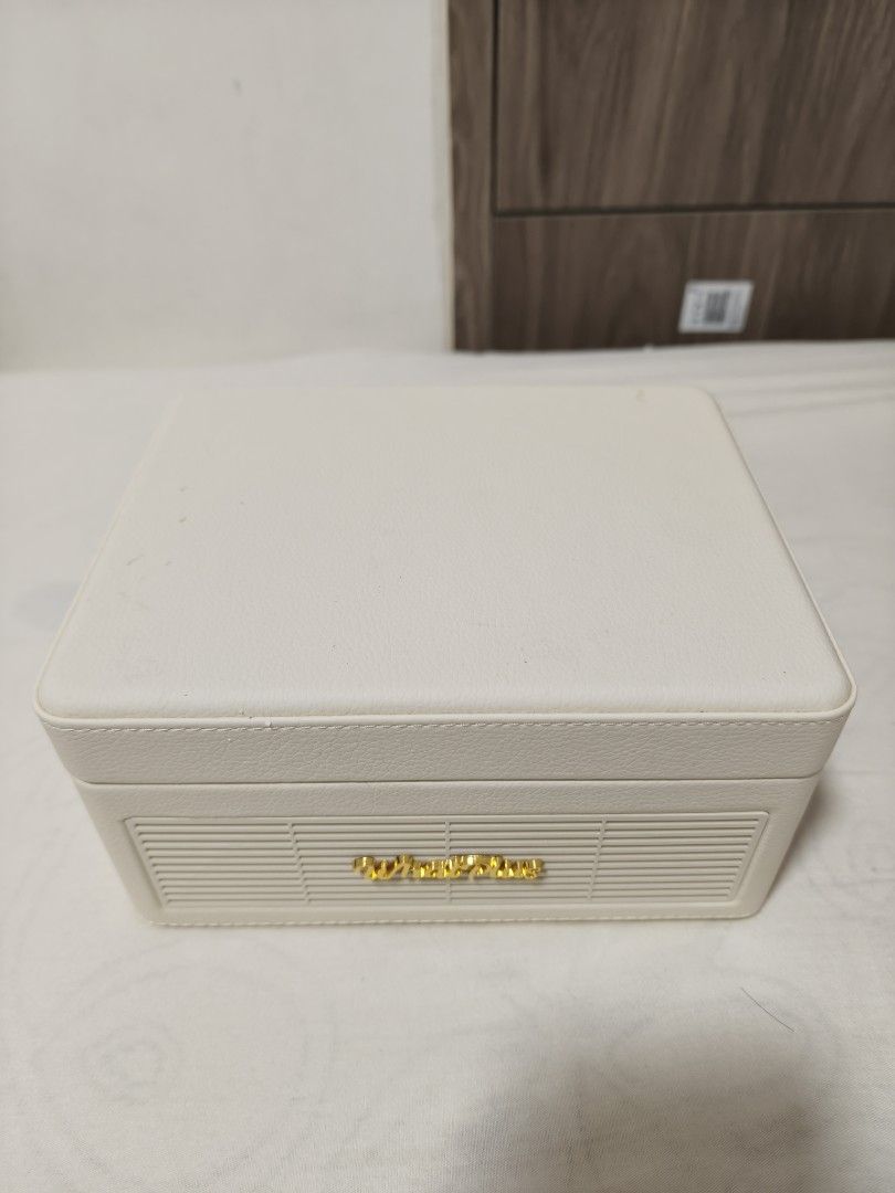 whatplus 300 CD player 藍牙player （分類：音樂播放裝置 MP3及CD Player）位於 Hong Kong。 由 safewhale.fdc2f7 提交（商品編號 1465903301，圖片 1）。簡介： WhatPlus cd播放機 背後有磁石板 可以用嚟貼小卡 上個有少少刮損。
