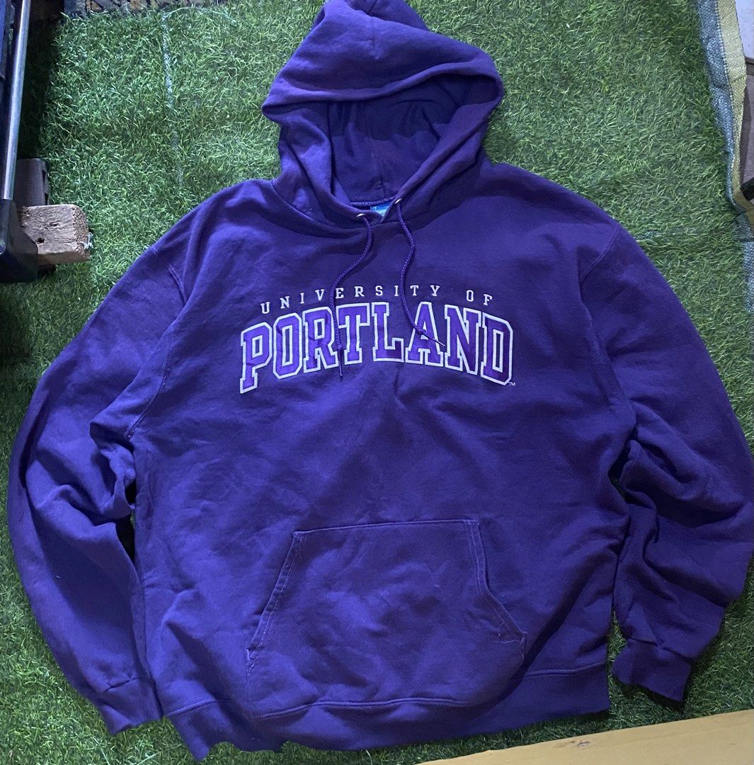 Champion hoodie (Category: Coats, Jackets and Outerwear) located in Davao. Submitted by acilmo (Listing ID 1465918003, Image 1). Description: Large to xl.