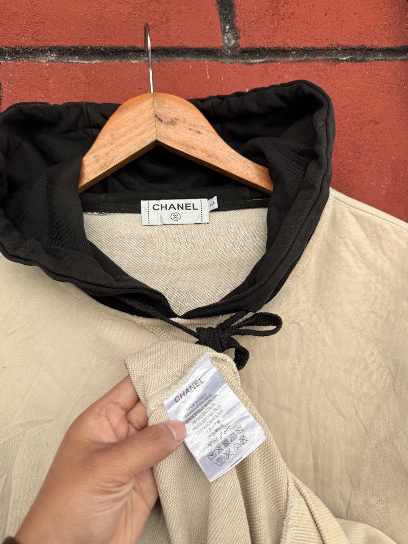 Chanel (Category: Luxury Apparel) located in Baguio. Submitted by mardimercredi14 (Listing ID 1465845772, Image 3). Description: 🔥 Chanel Dimensions: 24*30 Condition: very good Color Rate: 10 ❌ needs laundry ❌ needs restitch.