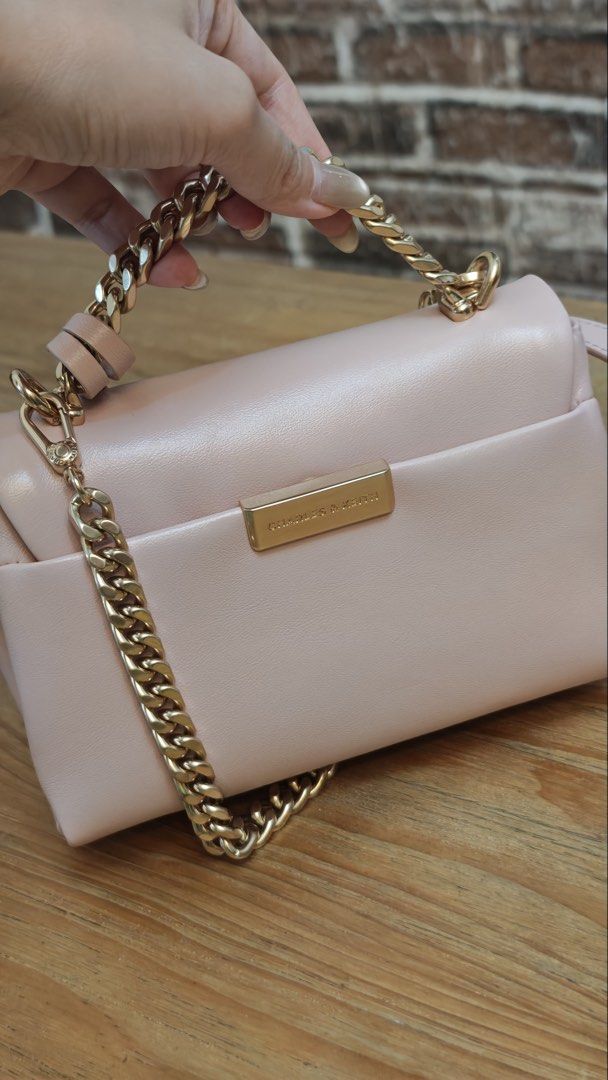 Charles and Keith 袋 （分類：多用途袋）位於 Hong Kong。 由 duhdmg15607 提交（商品編號 1465910717，圖片 7）。簡介： 有防塵袋，用咗一兩次保存得非常之好 可以放到電話銀包唇膏耳機都冇問題，綠色容量會大啲 粉紅色$200 綠色$300 兩個要晒$450。