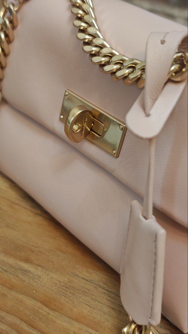 Charles and Keith 袋 （分類：多用途袋）位於 Hong Kong。 由 duhdmg15607 提交（商品編號 1465910717，圖片 6）。簡介： 有防塵袋，用咗一兩次保存得非常之好 可以放到電話銀包唇膏耳機都冇問題，綠色容量會大啲 粉紅色$200 綠色$300 兩個要晒$450。